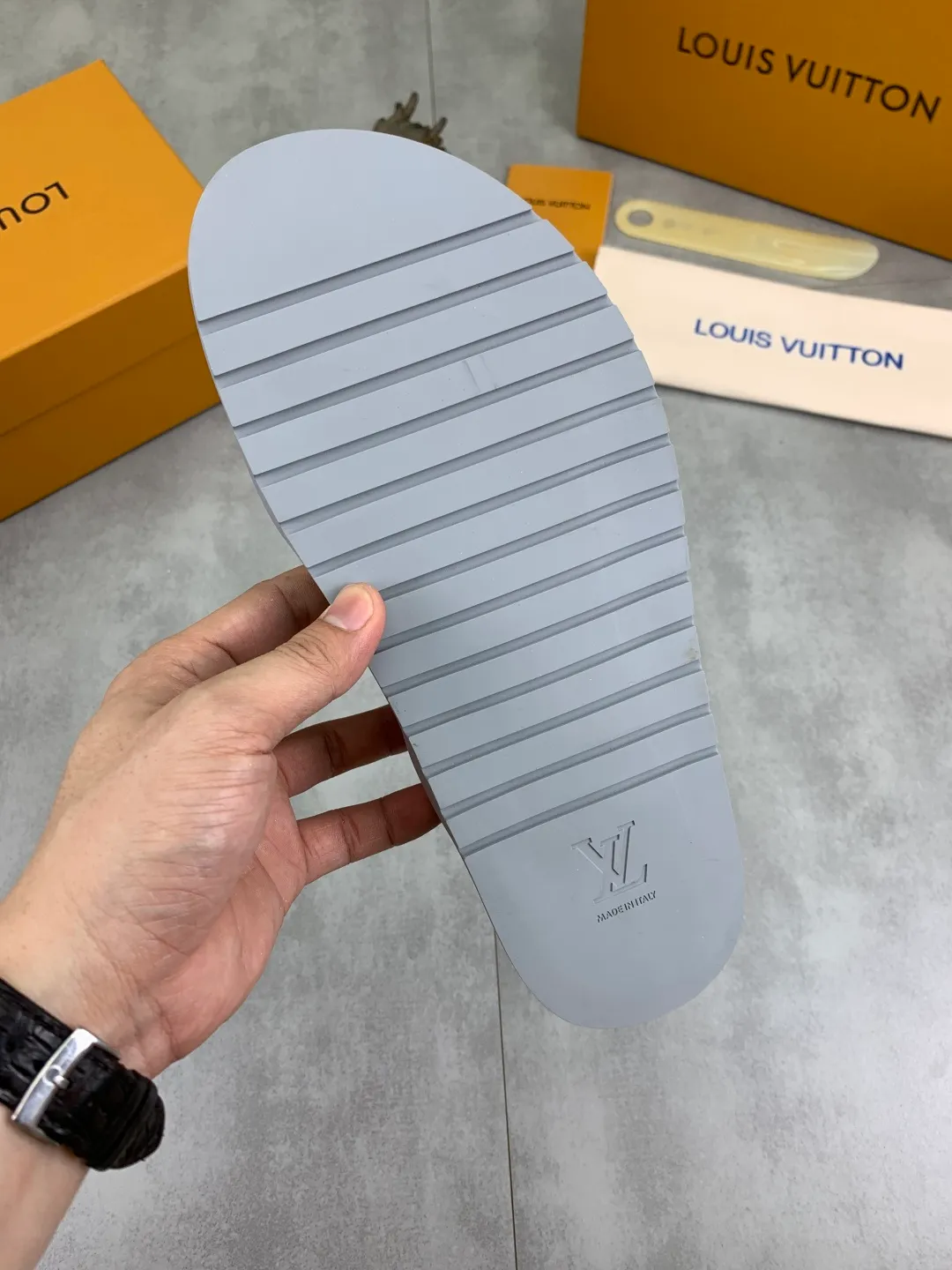 Men's shoes 💰P320💰【New style】🆘 Original quality 【LOUIS VUITTON】The popular Louis Vuitton LV men's slippers on the official website are on sale simultaneously! Original fabric imported from Italy, original factory special supply, code number: 38-44 (45 customized), many colors available